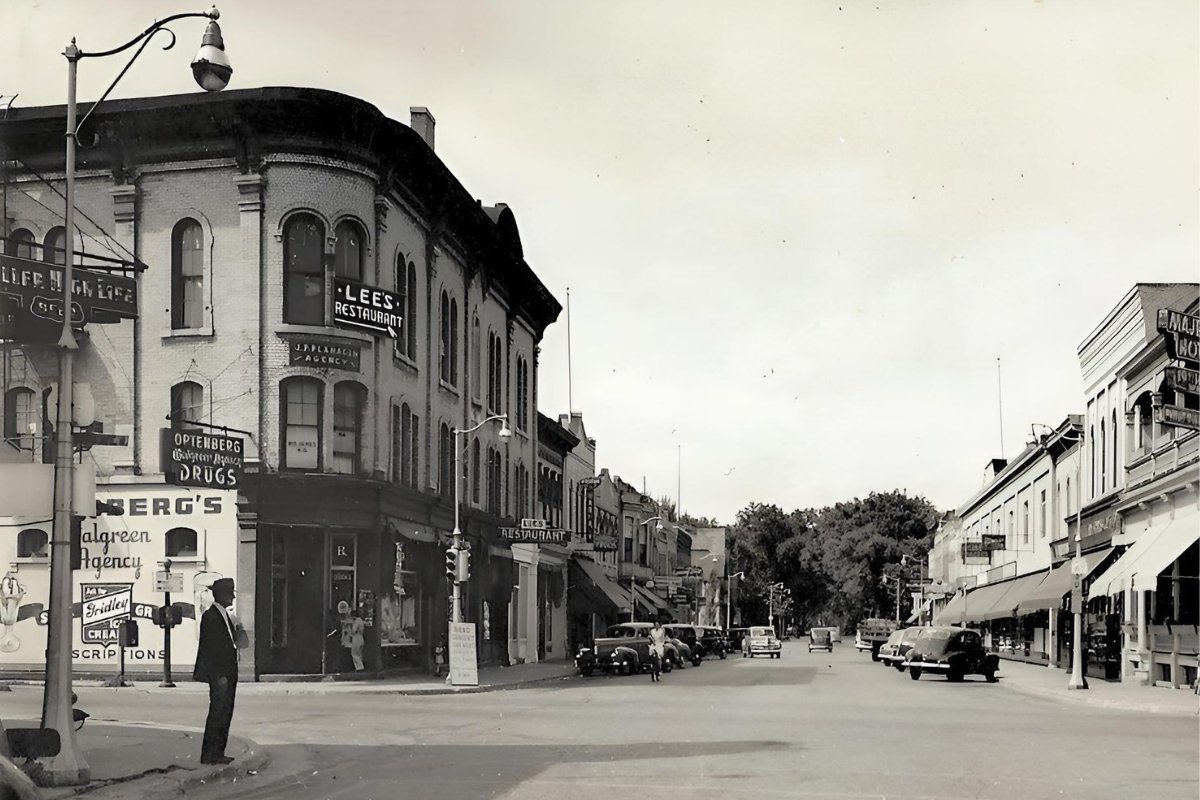 downtown Oconomowoc